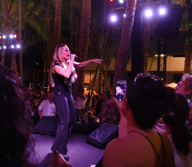 Pop Diva Taylor Dayne LIVE in the Design District!